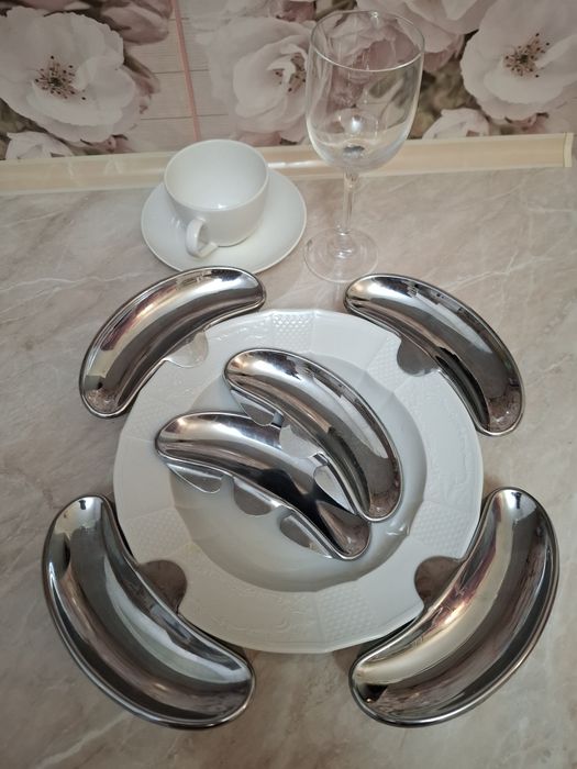 Тарілки полумісяці для кісток , при подачі рибних та м'ясних страв.