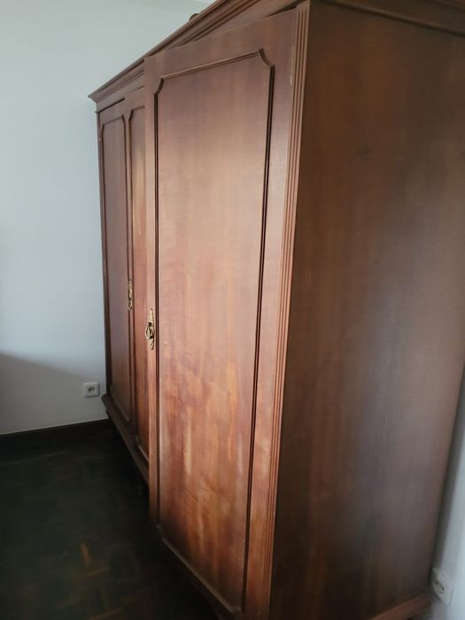 Roupeiro em Madeira maciça