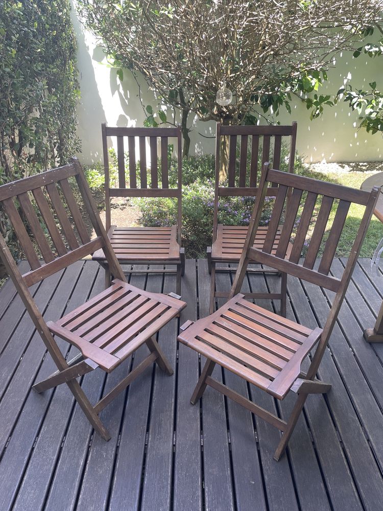Cadeiras de jardim em madeira