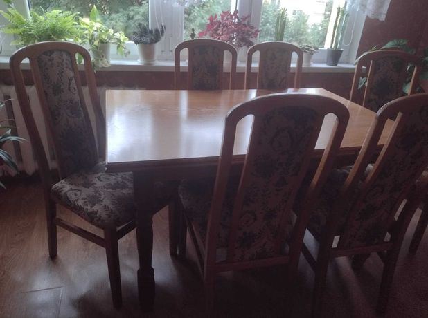 zestaw stołowy: stół i 6 krzeseł.