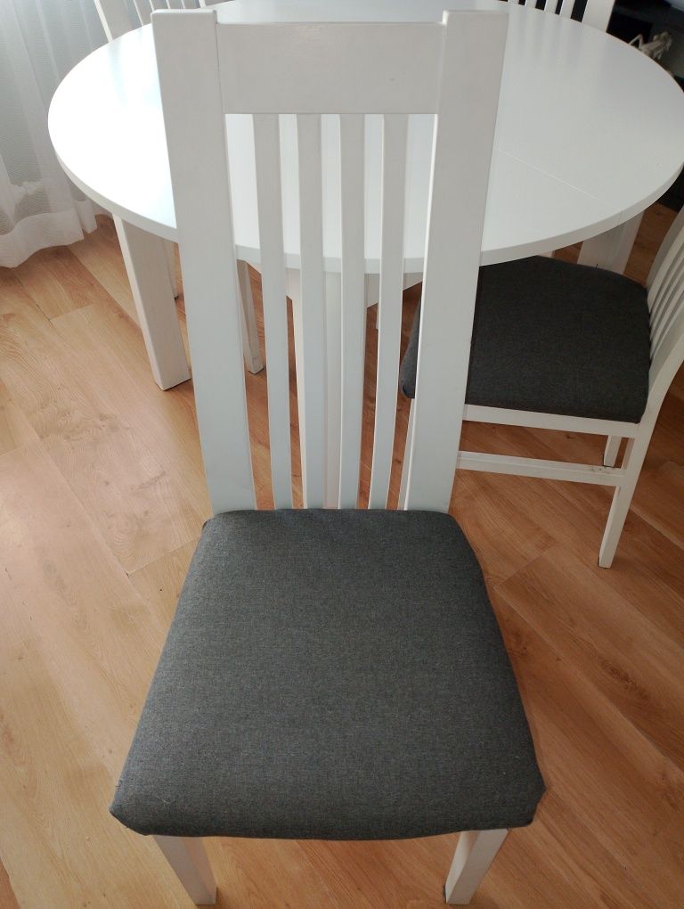 Stół z krzesłami