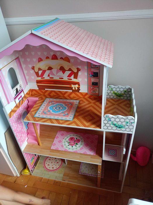 Drewniany duży domek dla lalek