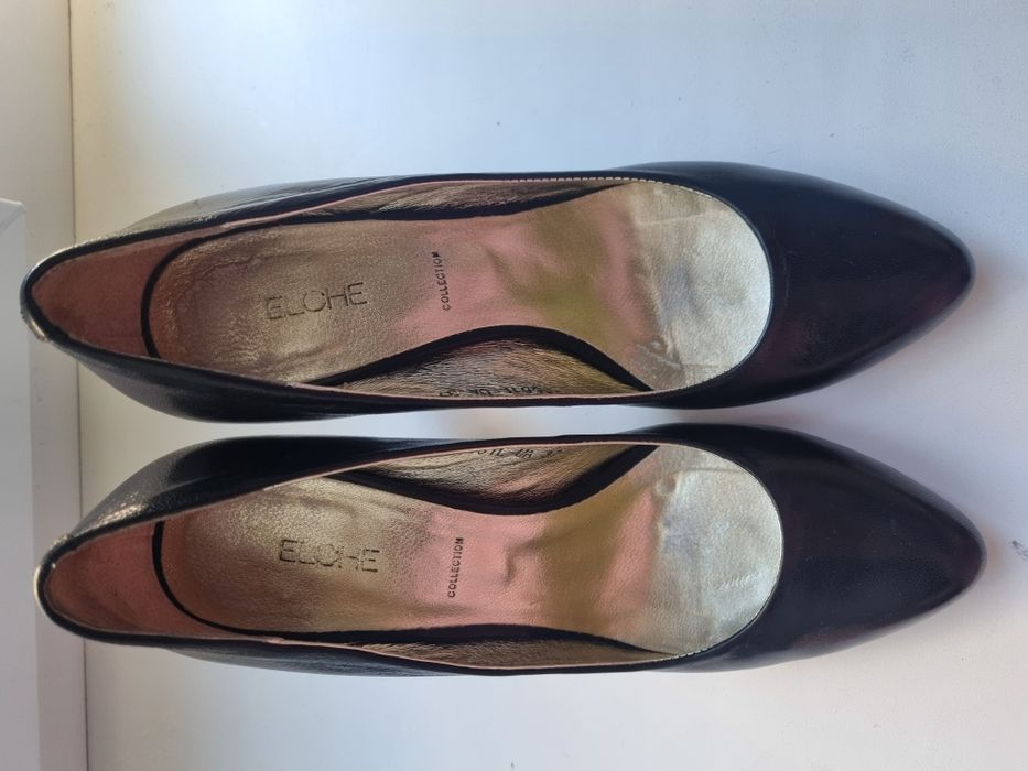 Туфлі на підборах з натуральної шкіри.