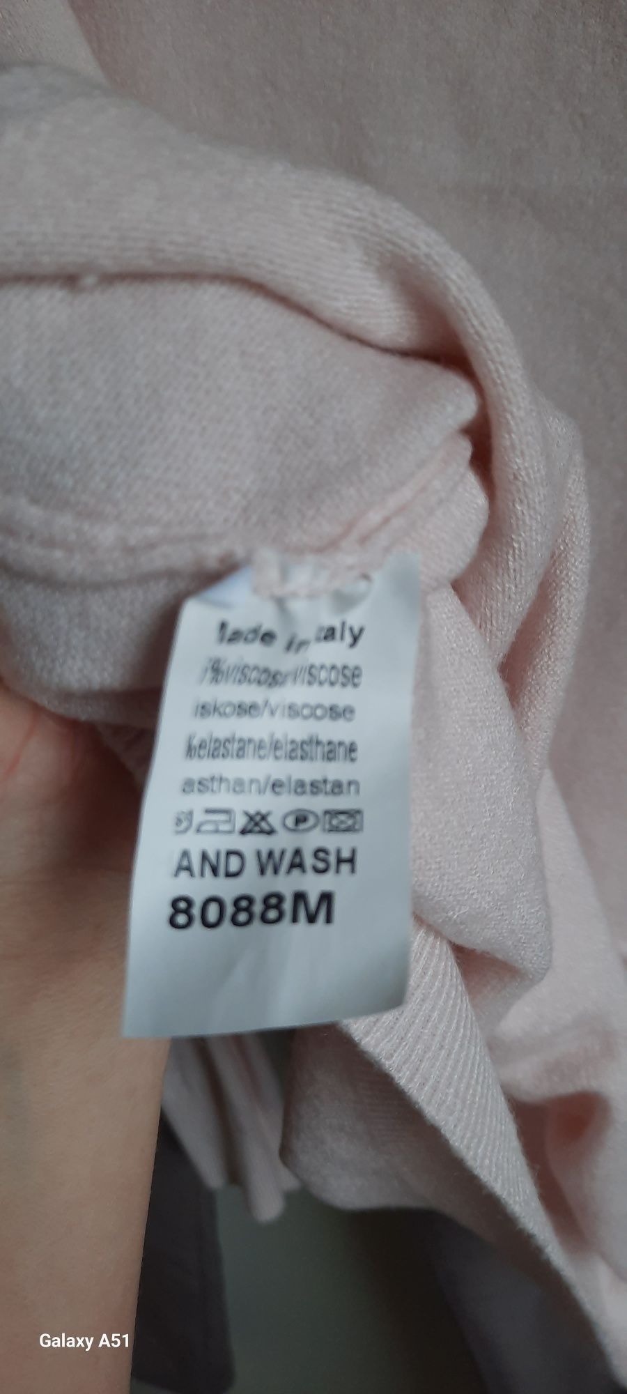 Sweter z naszywką A
