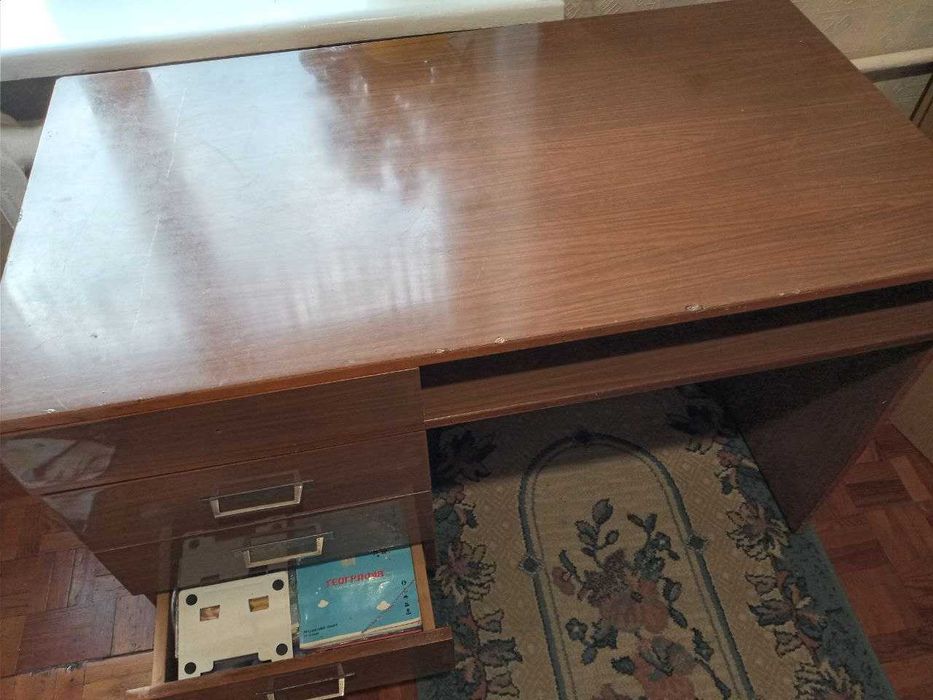 Добротний письмовий стіл з шухлядами полицями дерев'яний стол
