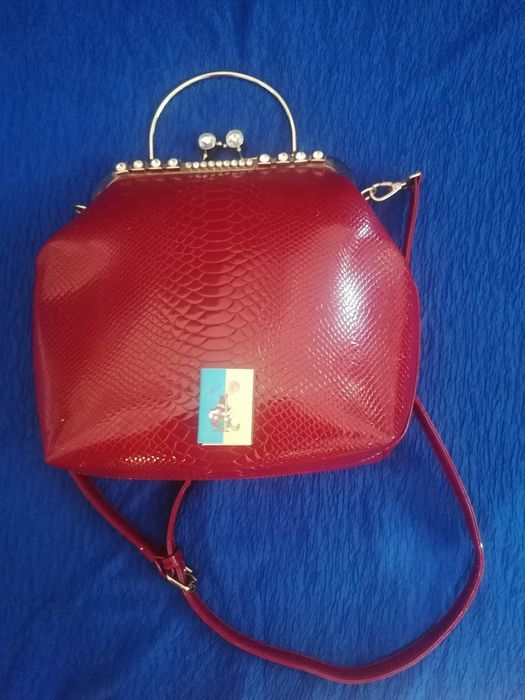 Продаю красную лаковую, нарядную сумку, среднего размера