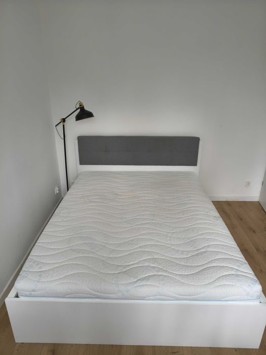 Łóżko 160x200 z pojemnikiem na pościel i materacem