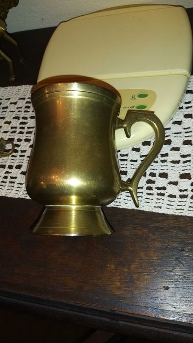caneca em bronze muito antiga