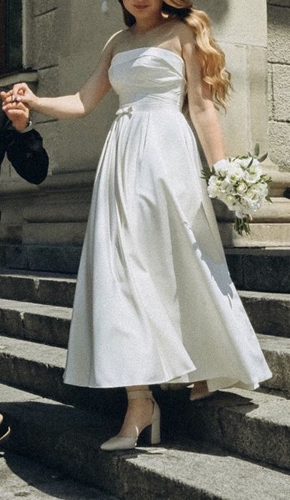 Сукня атласна біла