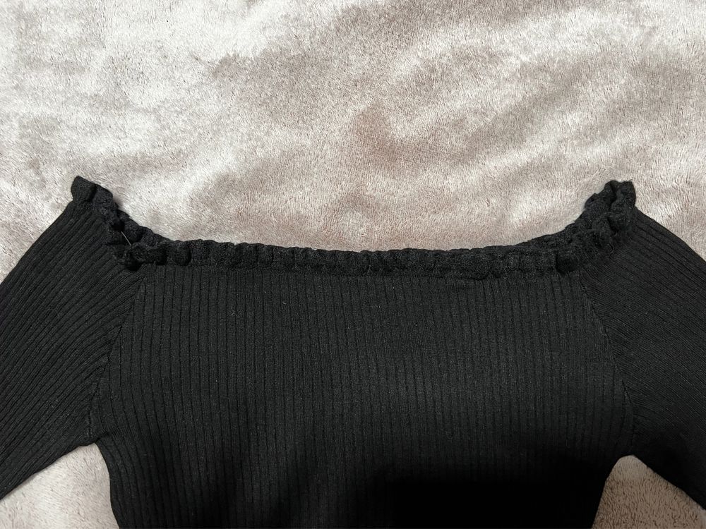 Sweter, bluzka z falbankami, odkryte ramiona, krotki fason, rozm. S/XS