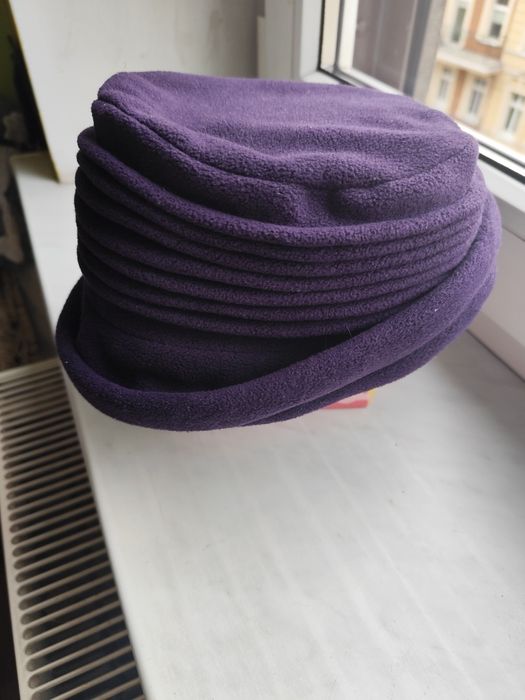 Fioletowy kapelusik damski