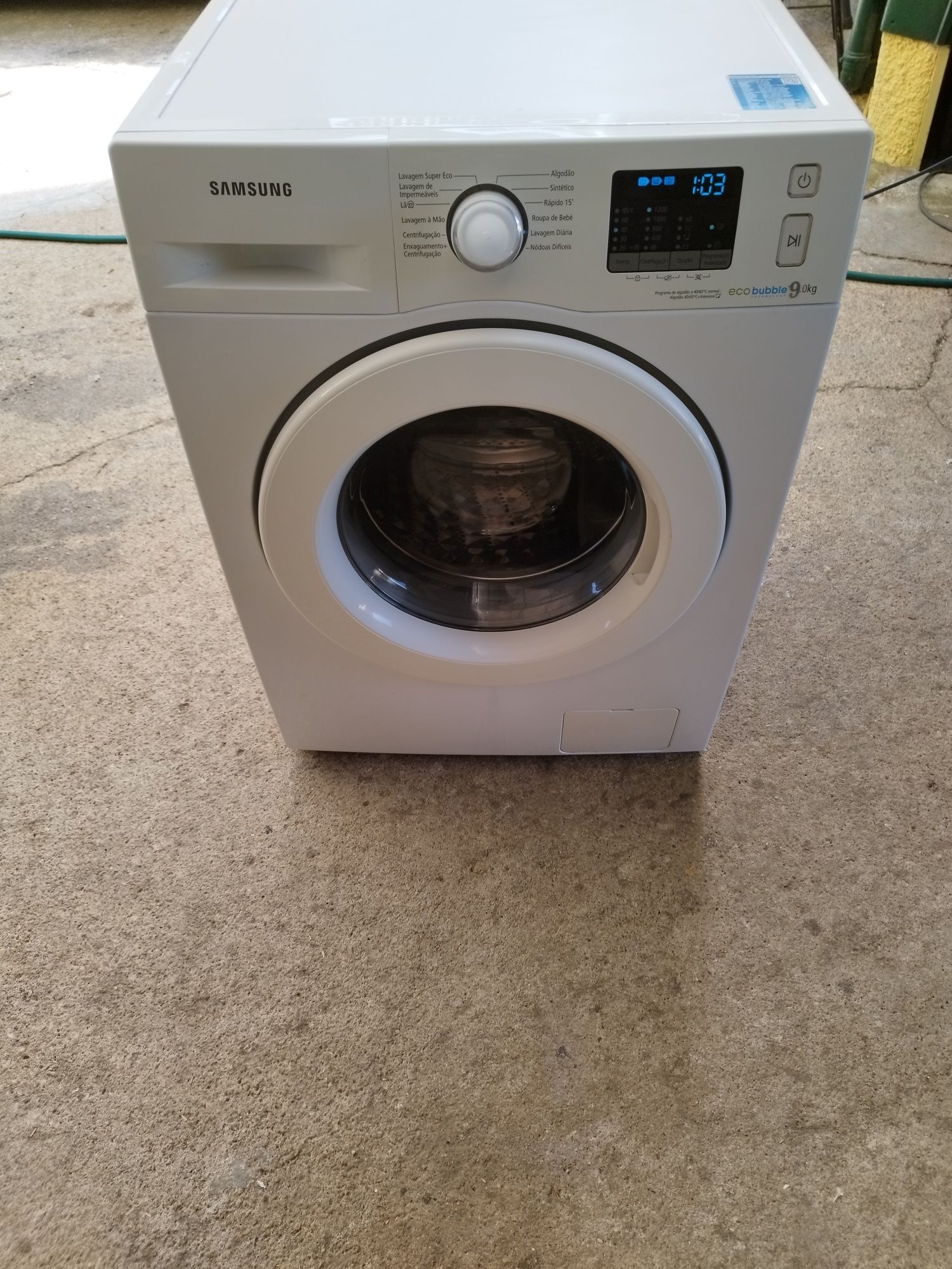 Máquina de lavar roupa Samsung 9 kg.