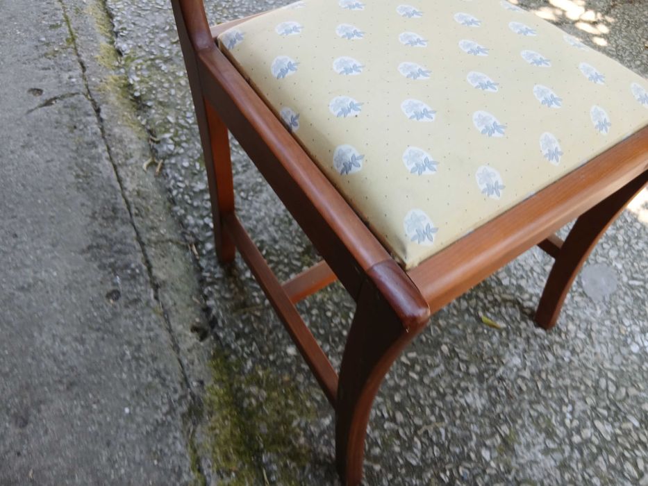 Cadeira em madeira maciça