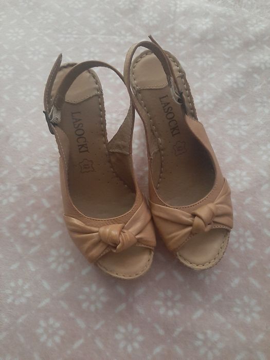 Buty na koturnie Lasocki. 37