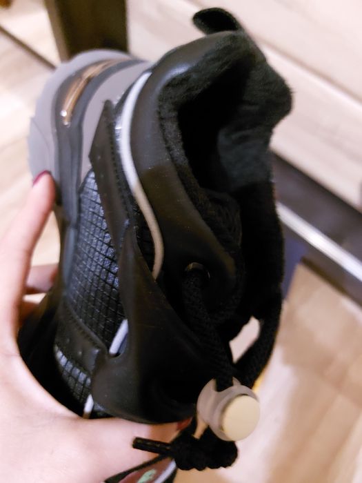 Теплі  кросівки.