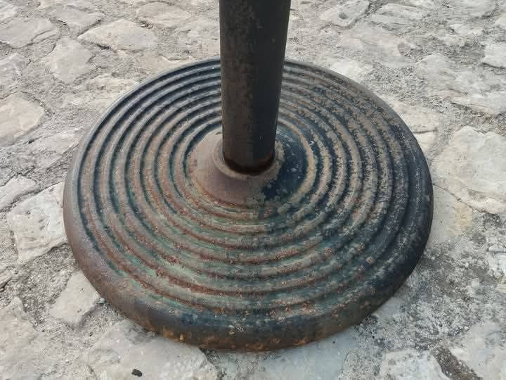 Pé de mesa em ferro