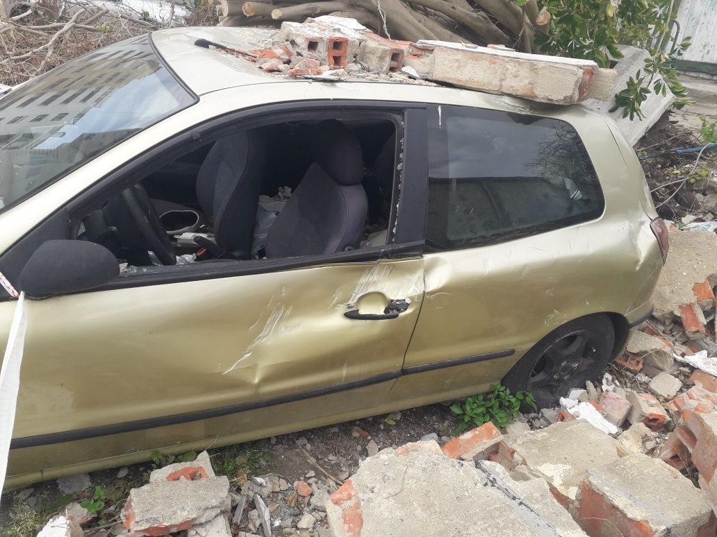 Carro usado com documentos para peças.