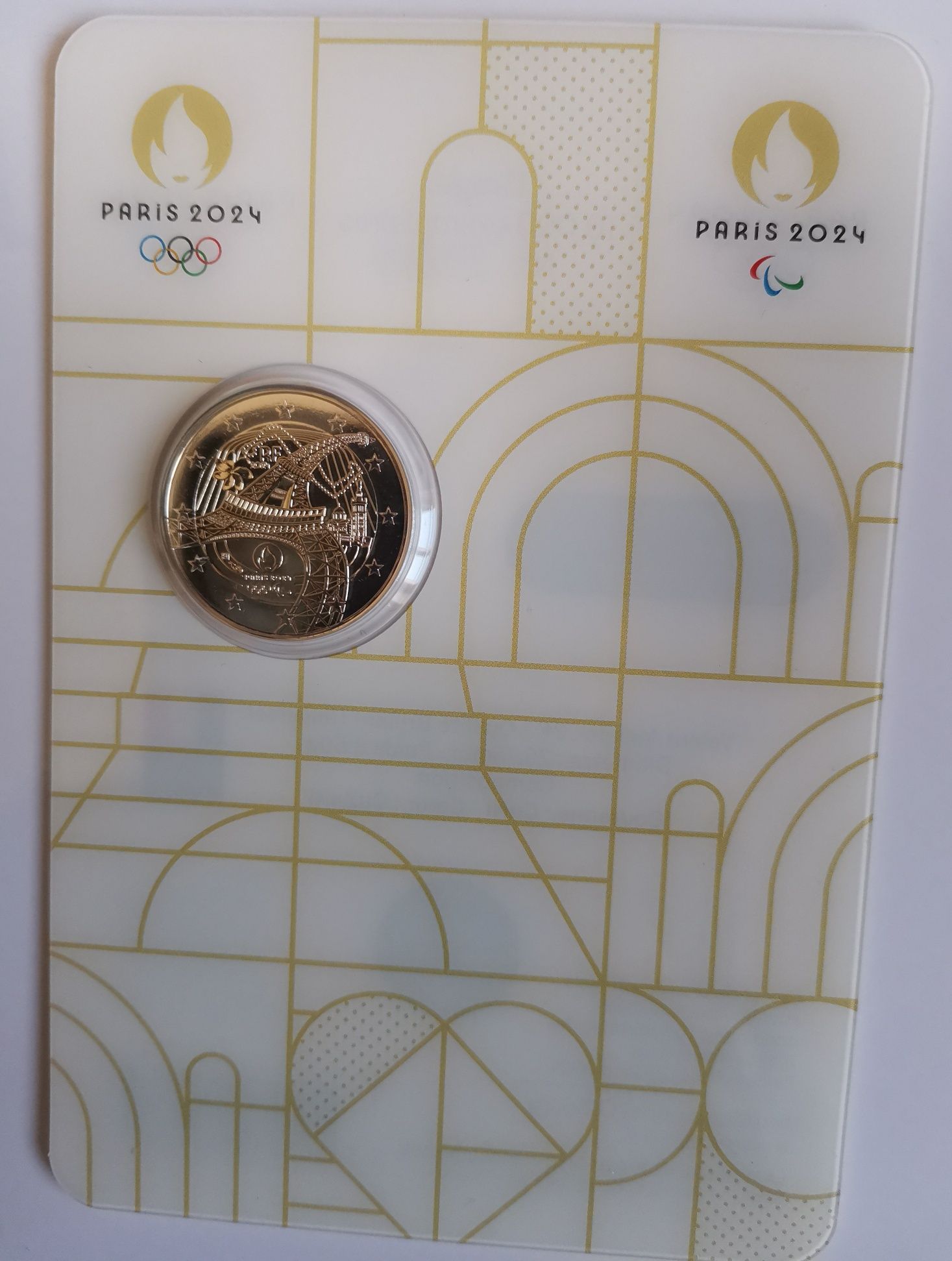 Moeda comemorativa "Jogos Olímpicos Paris 2024" colorida e corrente