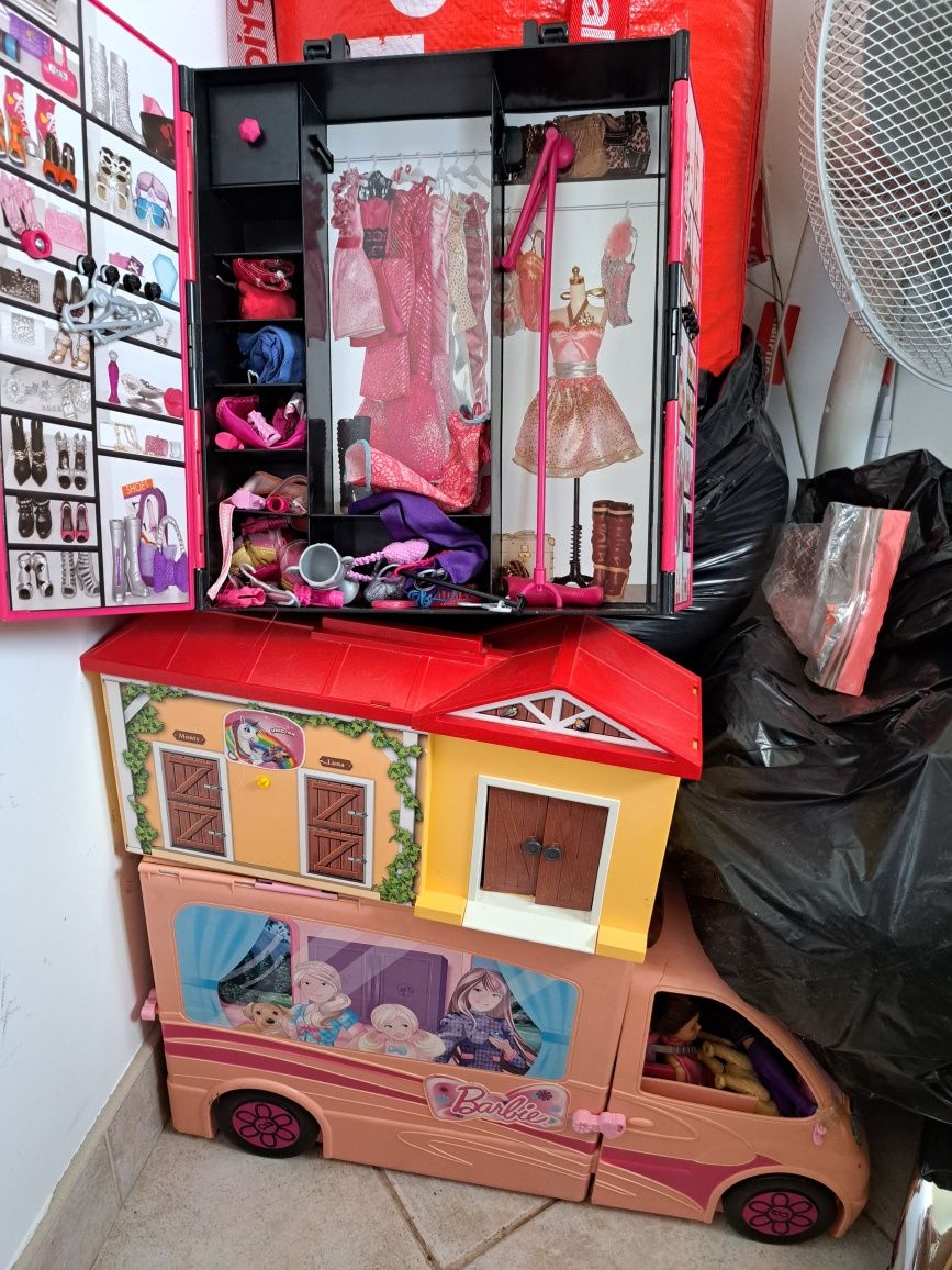Barbie  kamper z lalkami i rzeczami