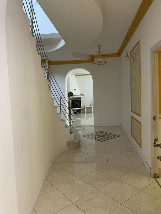 Продам будинок 450 м2. З бомбосховищем