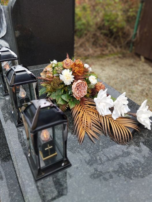 Stroik na grób cmentarz pomnik kompozycja wiązanka sztuczne chryzantem