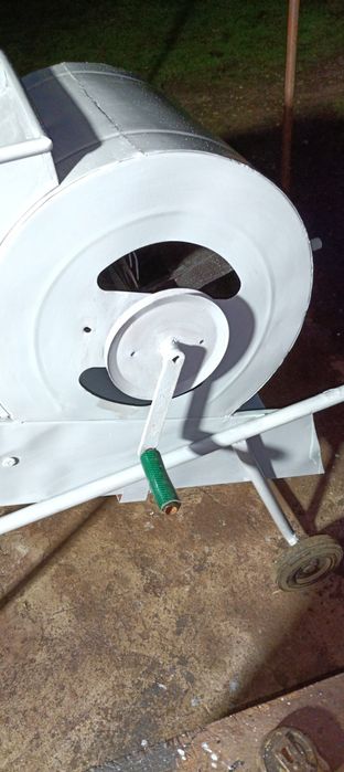 Erguedeira de azeitona e motor