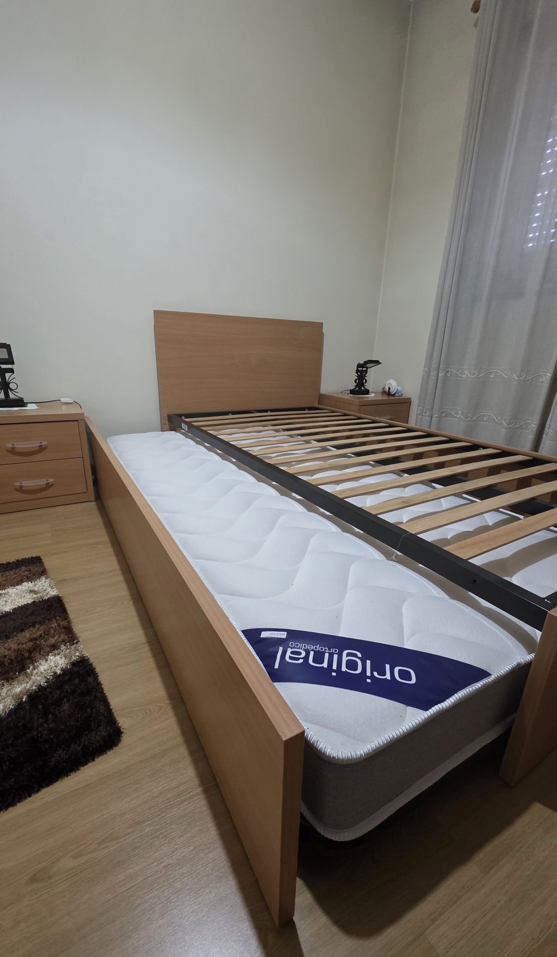 Cama de Solteiro com 2 Estrados + Mesas de Cabeceira