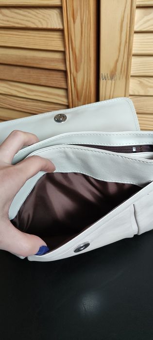 Mała kremowa torebką z regulowanym paskiem
