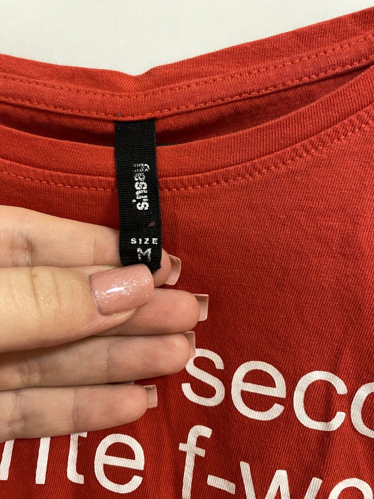 Czerwony t-shirt z napisem