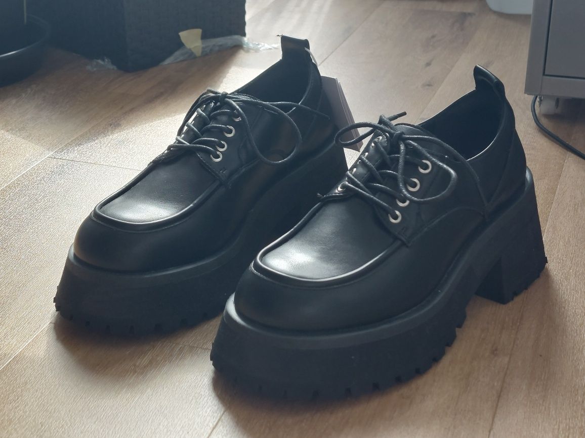 Nowe buty czarne cropp 647DC