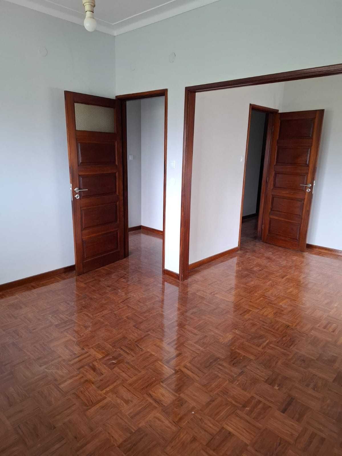 Arrenda-se T2 renovado em Valbom com garagem fechada
