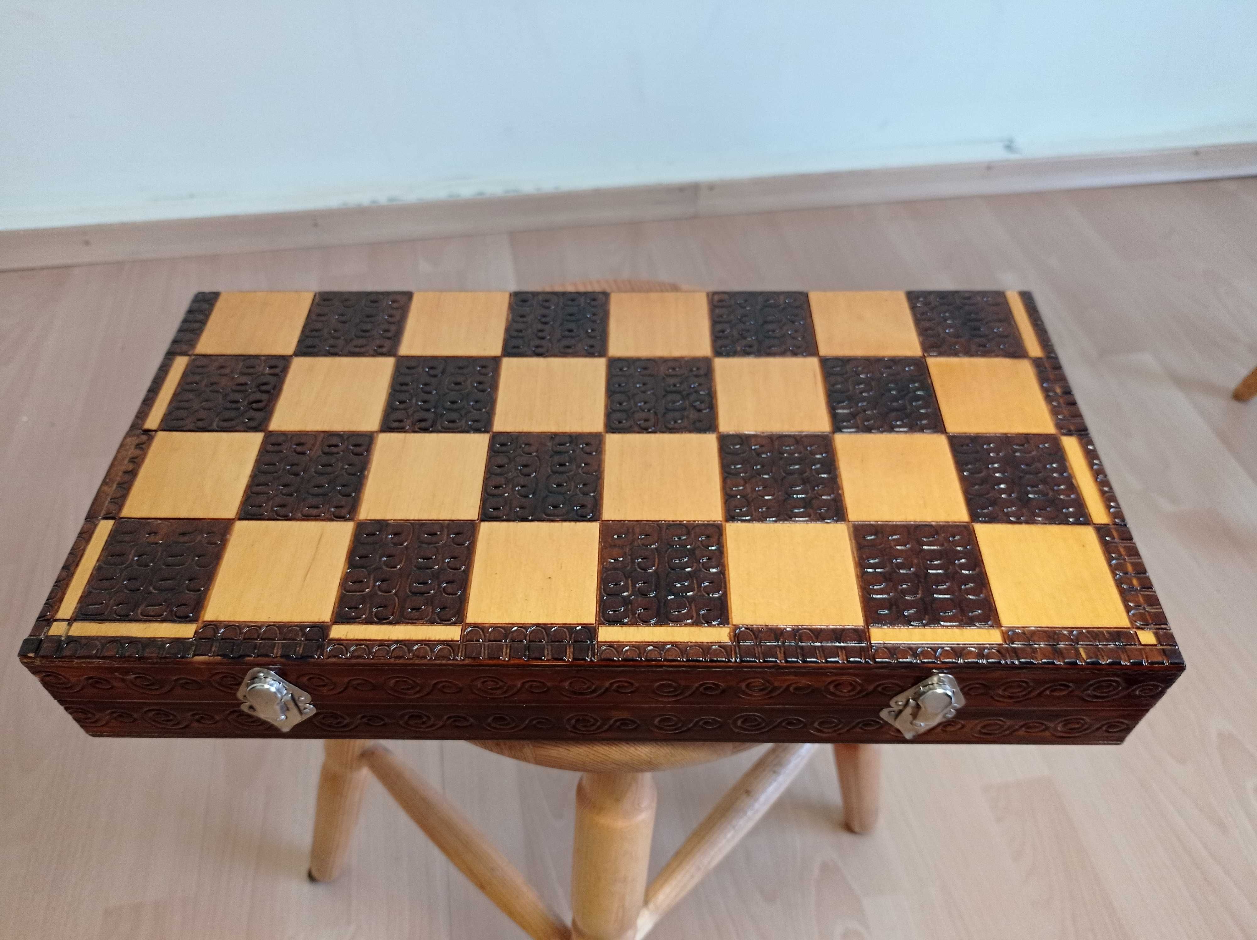 królewskie szachy rzezbione z 1981 roku