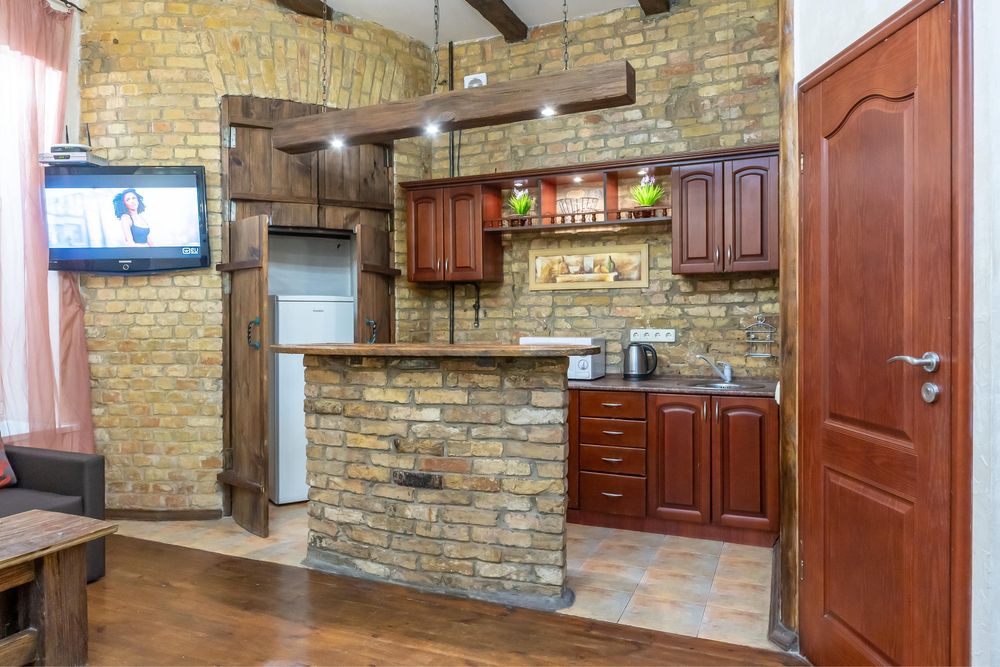 Замок для 4 людей на майдані Незалежності . Вул.Костельна 9