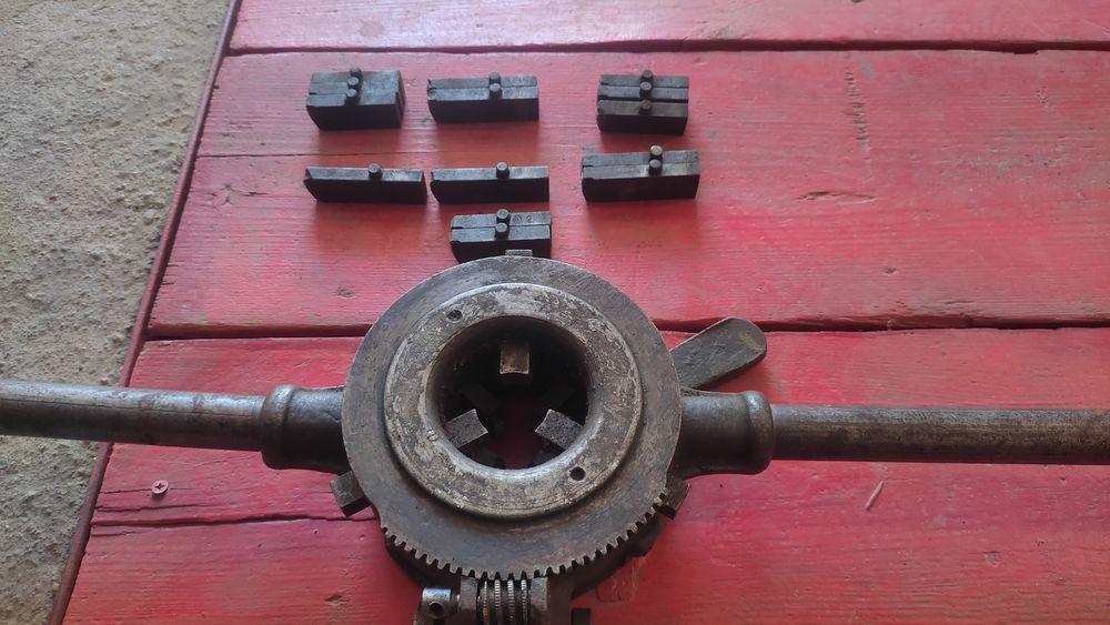 Клупп для нарезки резьбы+ плашки