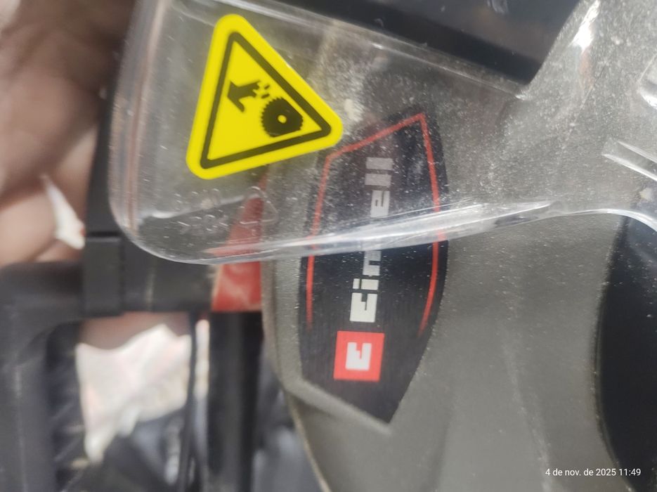 Vendo uma serra circular deslizante e um compressor de ar com grampead