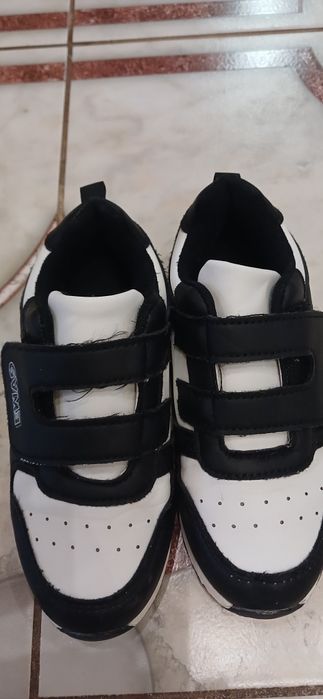 Кросівки практично нові, розмір 28