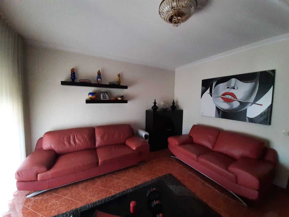 2 SOFÁS em muito bom estado de conservação.