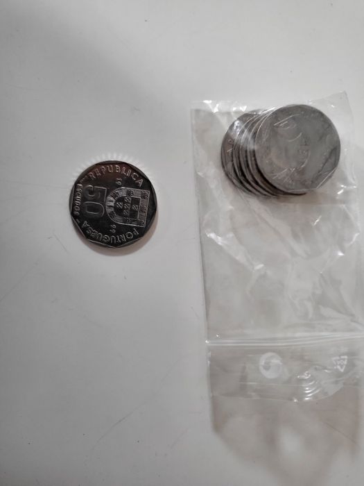 Varias notas e moedas