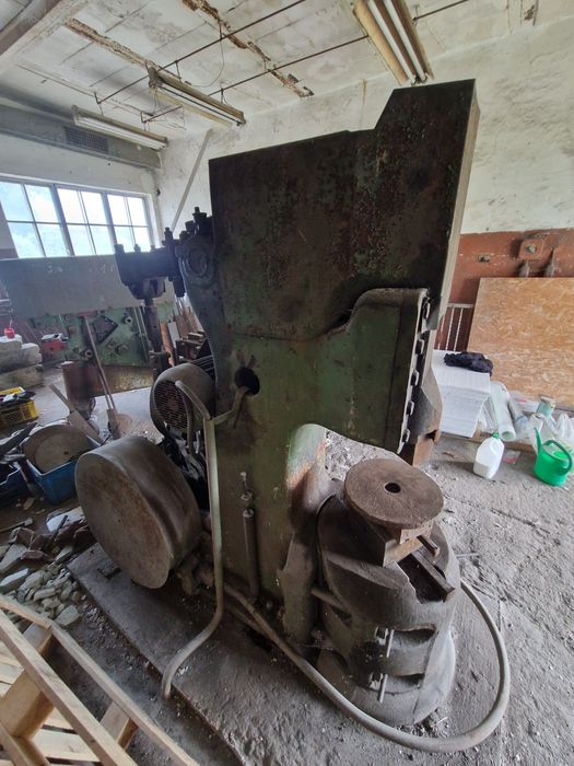 Młot kowalski resorowy