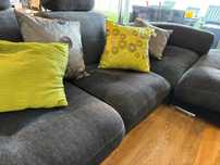 Sofá com chaise longue Cinza escuro com mesa de supporte