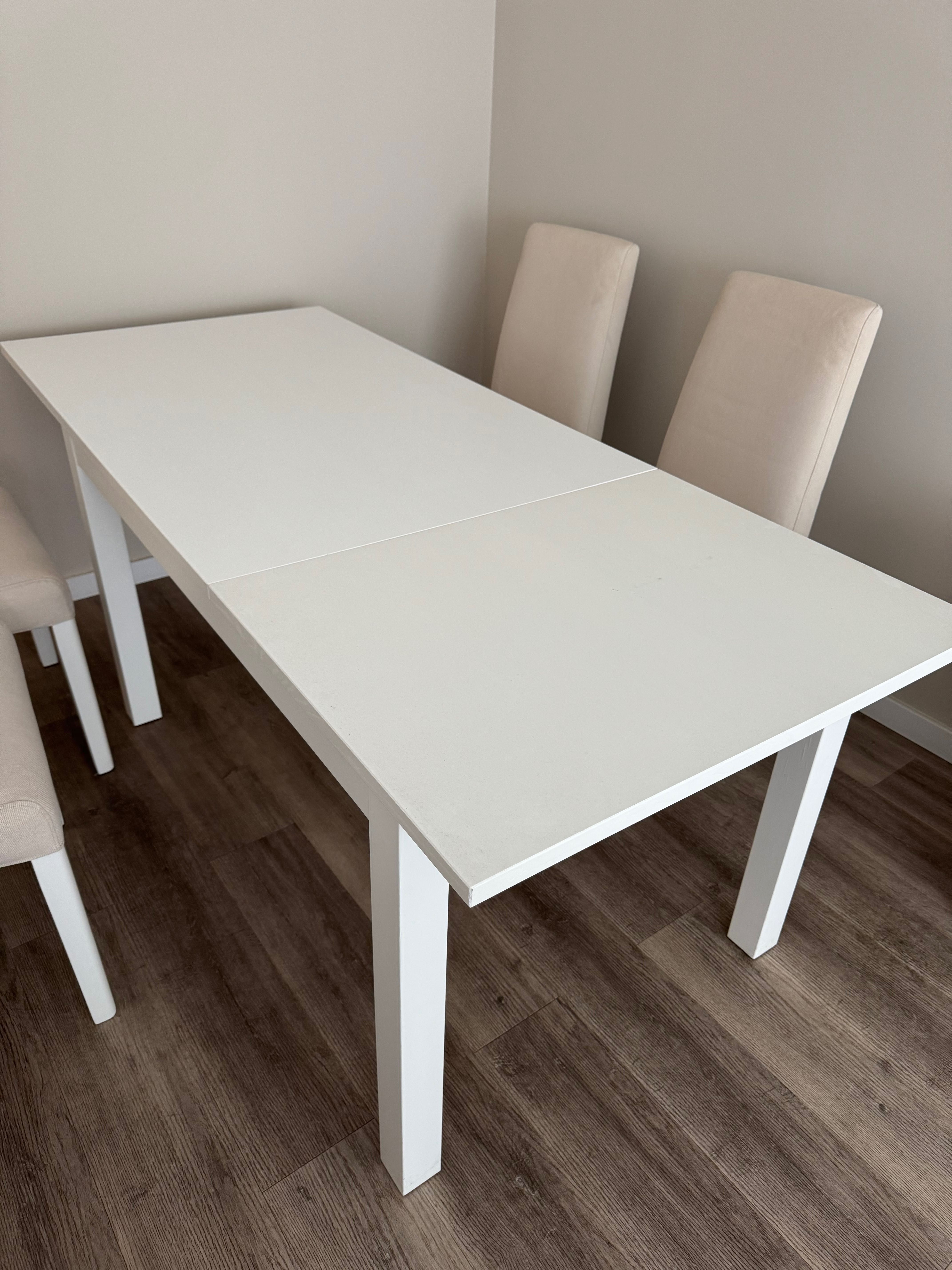 Mesa branca extensível + 4 cadeiras em muito bom estado