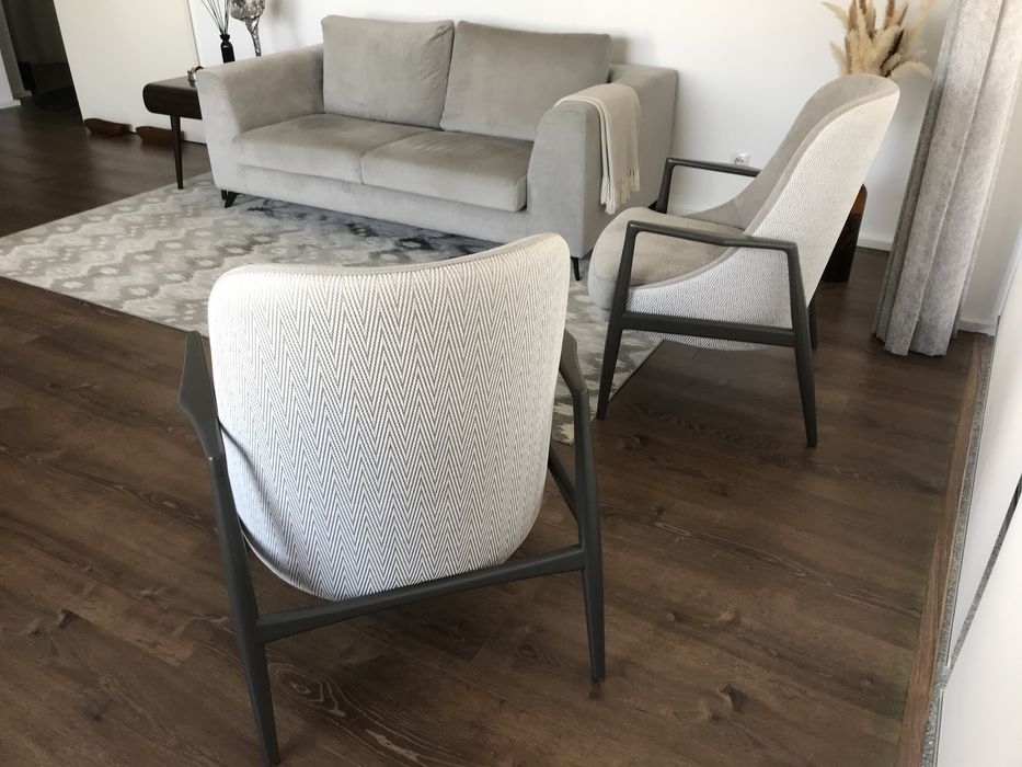 2 Poltronas com oferta das almofadas..