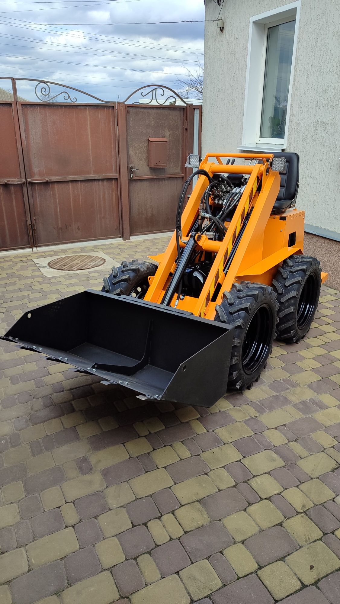 мінінавантажувач Toytraktor