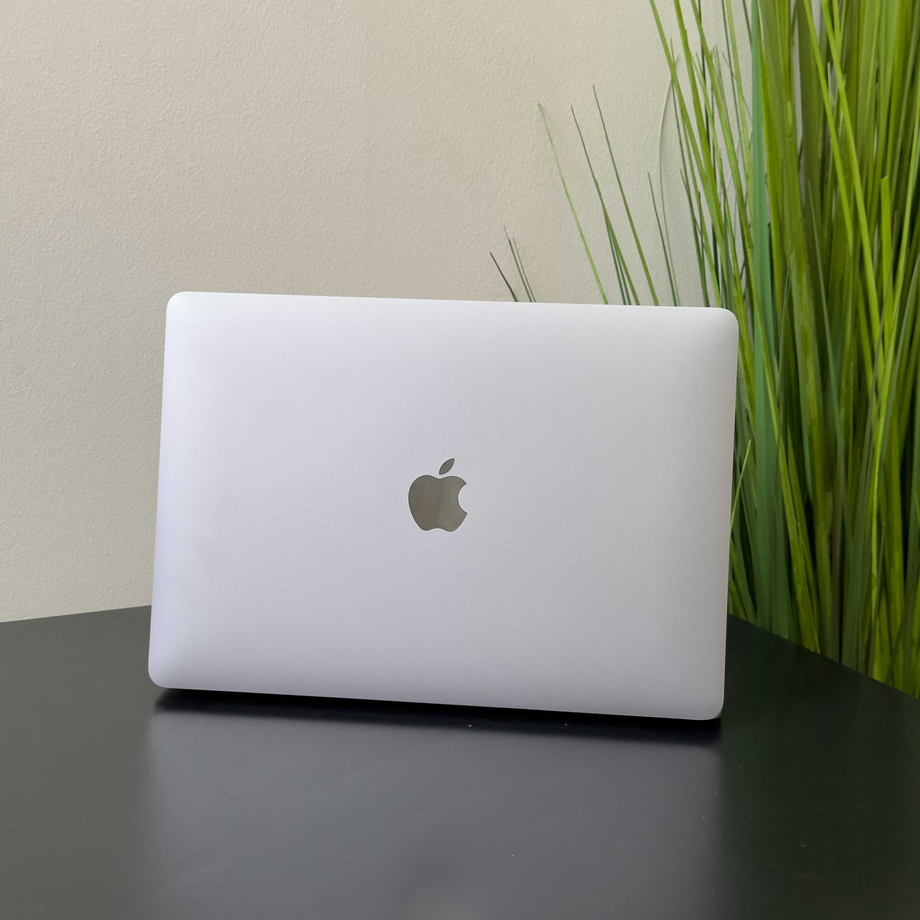 MacBook Air 2020	Space 	M1	8/256	$650\№1492