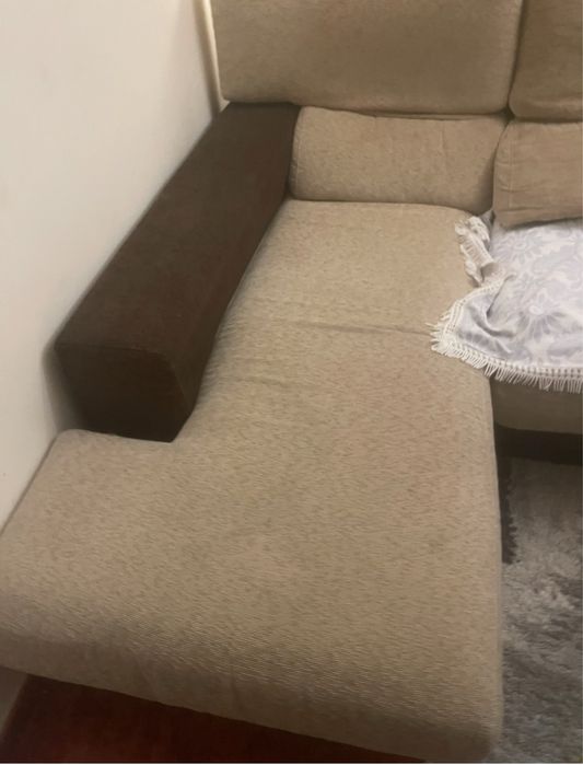 Sofa chaise longue  tem defeito feito pelo gato como mostra na  imagem