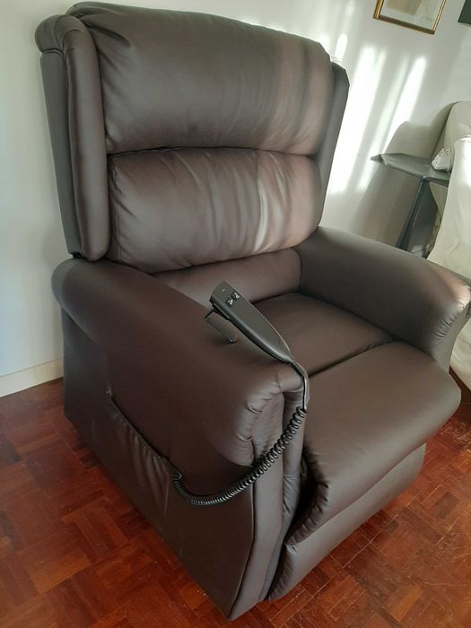 2 Cadeirões de conforto eléctricos