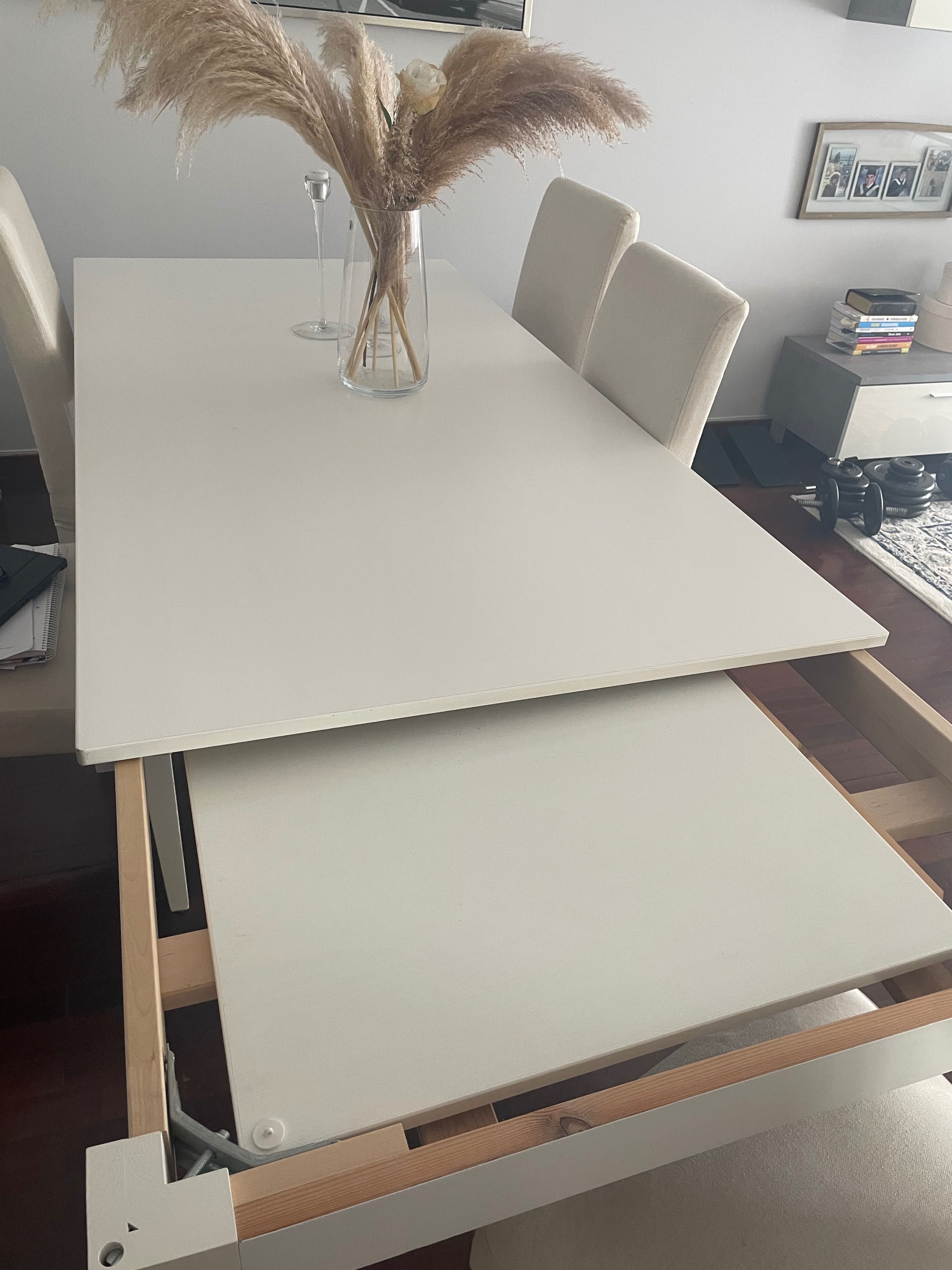 Mesa de jantar extensível IKEA branca  (4 a 6 lugares. NÃO ACEITO MBAY