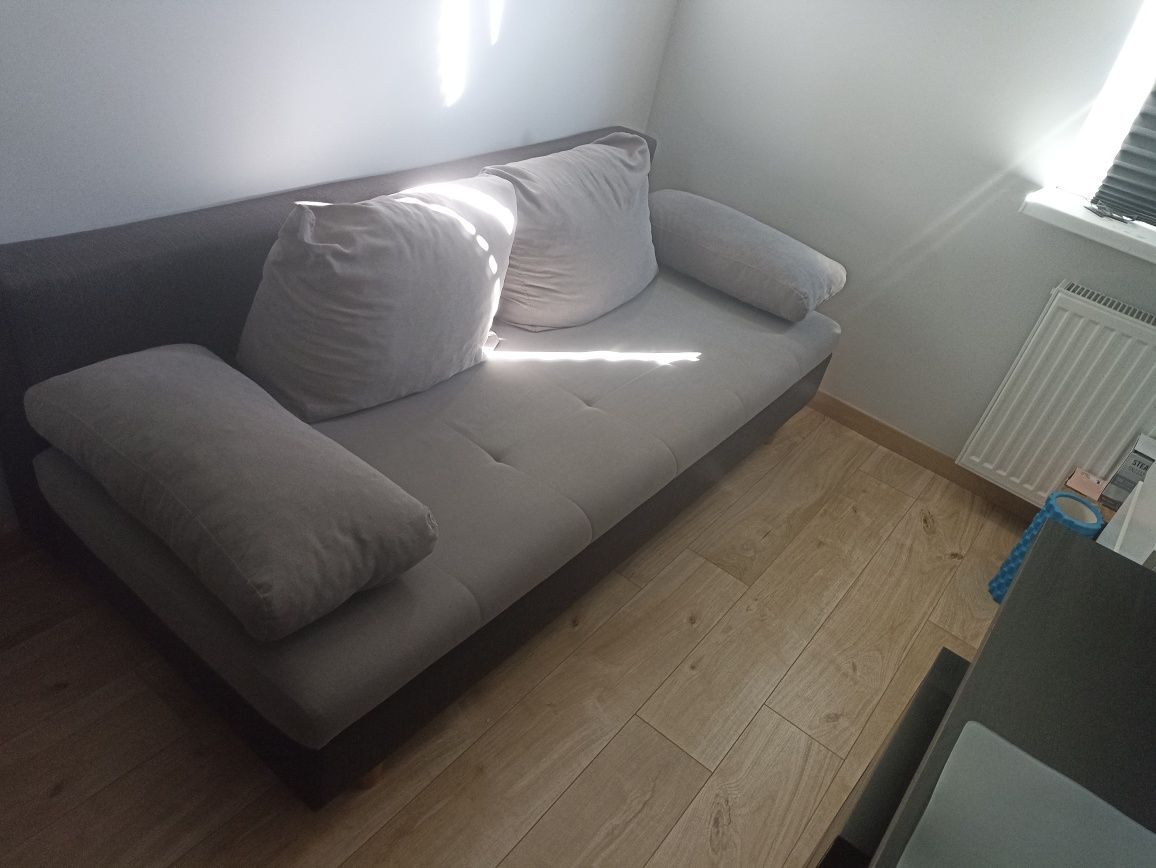 Sofa 3-osobowa – szara, z poduchami i bocznymi wałkami
