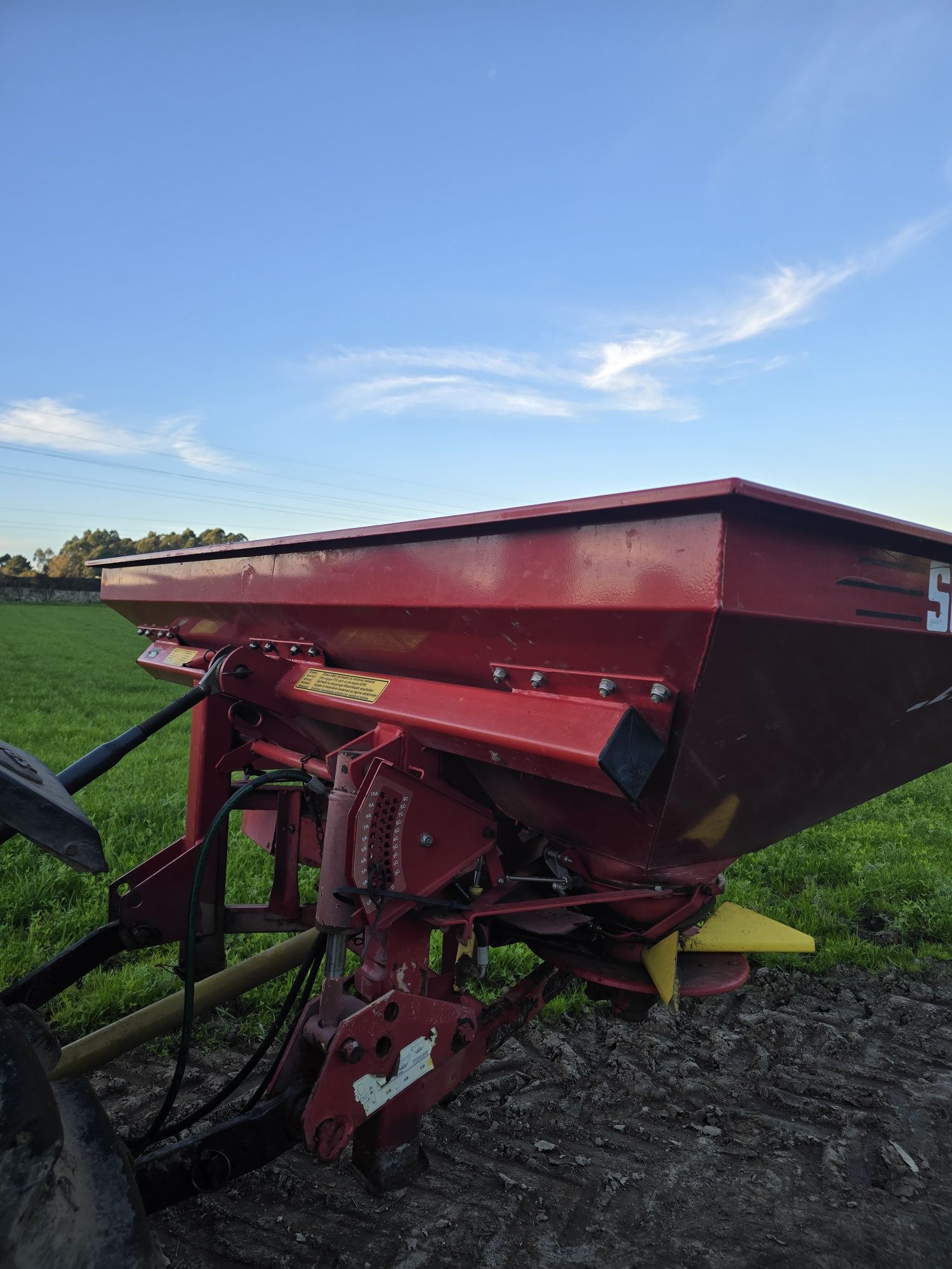 Distribuidor de adubo Lely 1200kg