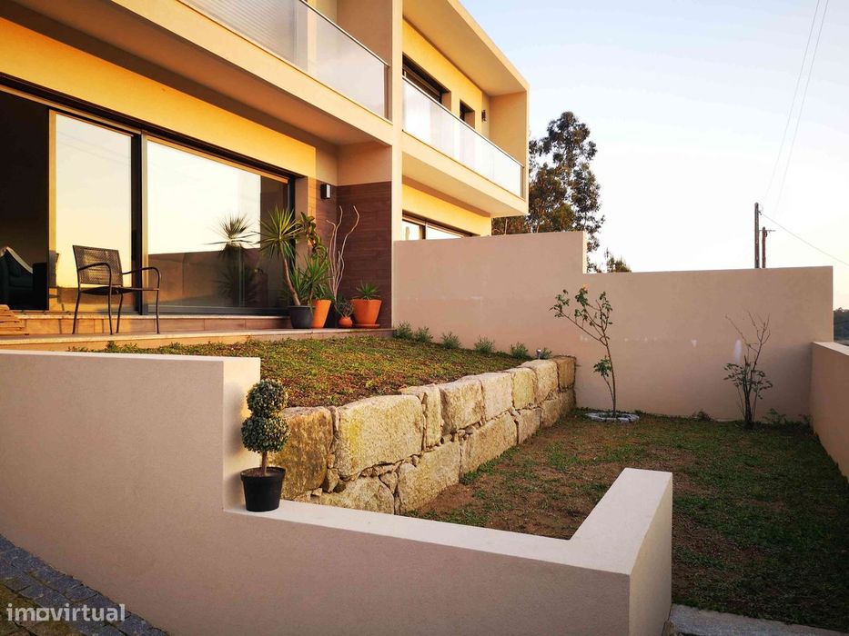 Moradia T4 com 3 frentes, ano 2020, no distrito do Porto